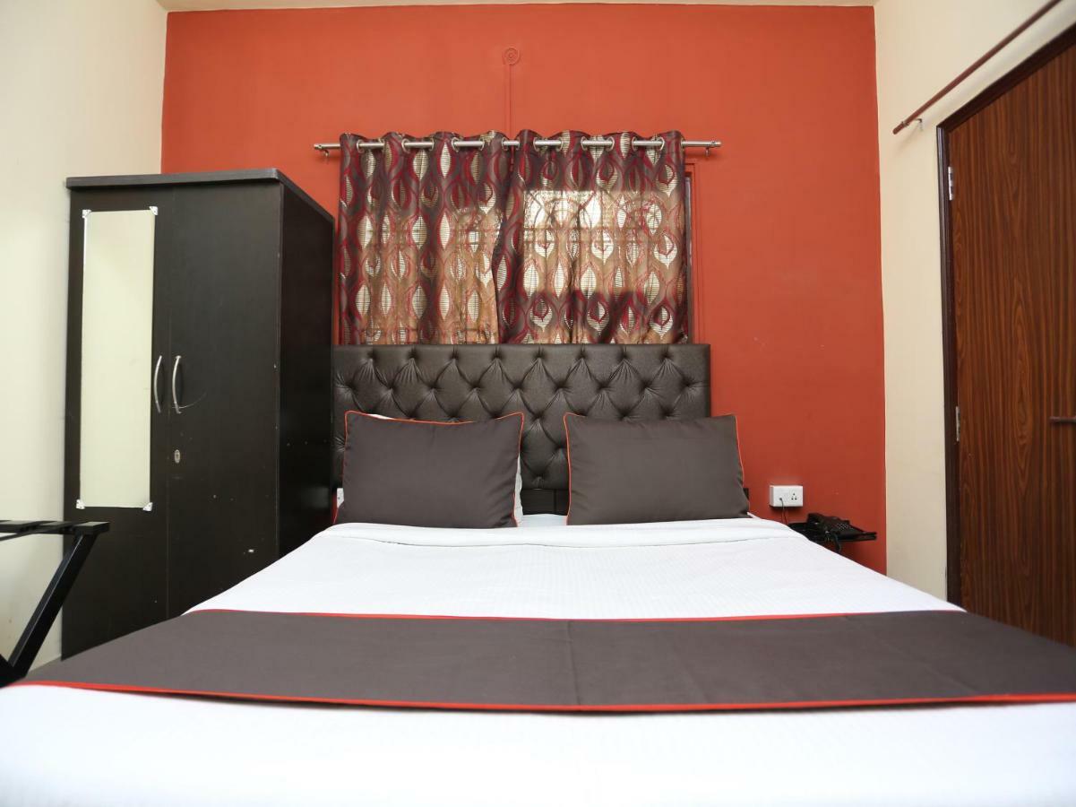 Hotel Aparajita Varanasi Luaran gambar